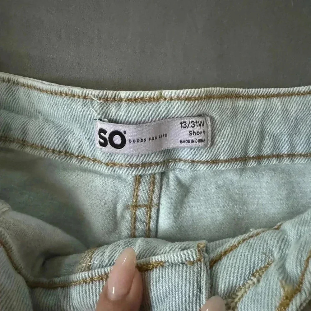 SO Women's Boho Granny Crochet Panel Button Fly Light Wash Denim Shorts - Picture 7 of 10